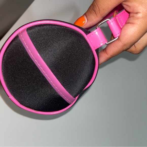 Vintage 2000s Betty Boop barrel bag - Picture 3 of 4